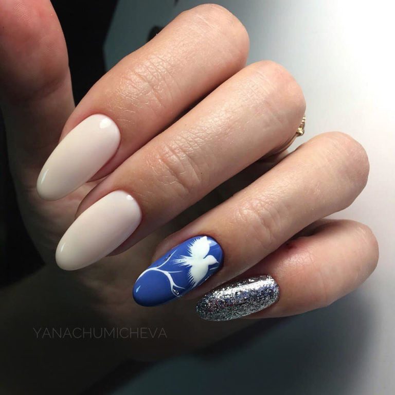 Довгі мигдалеподібні нігті: бежевий фон, сині акценти та блискучий розпис