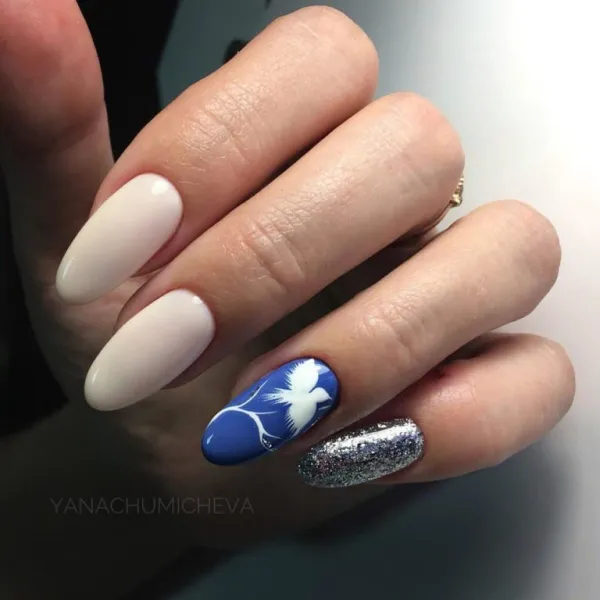 Бежево-синій блиск: мигдалеподібні нігті з ручним розписом