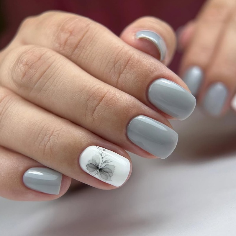 Мінімалістичний сіро-білий манікюр: квітковий розпис на круглих нігтях гель-лаком