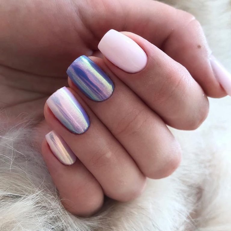 Рожевий манікюр з хромованим переливом та мінімалістичним дизайном