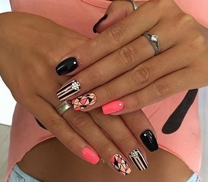 Рожевий манікюр з 3D геометричними лініями на квадратних нігтях