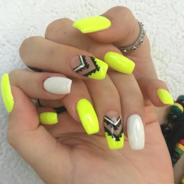 Жовто-білий геометричний манікюр: труна та негативний простір