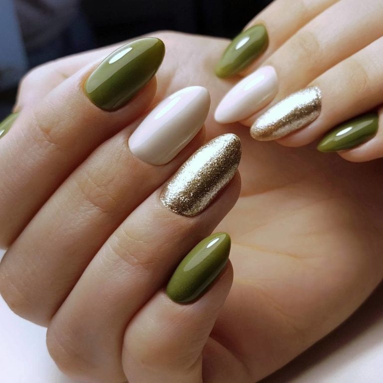 Довгі мигдалеподібні нігті з зеленим гель-лаком та золотом
