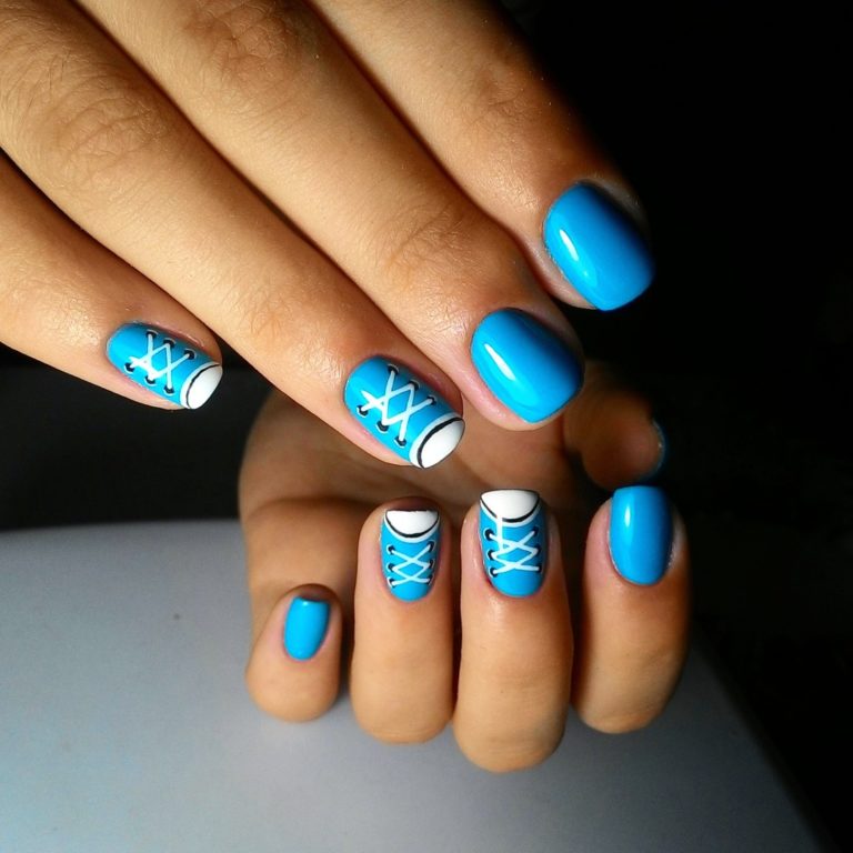 Синій геометричний манікюр з білими лініями та ручним розписом