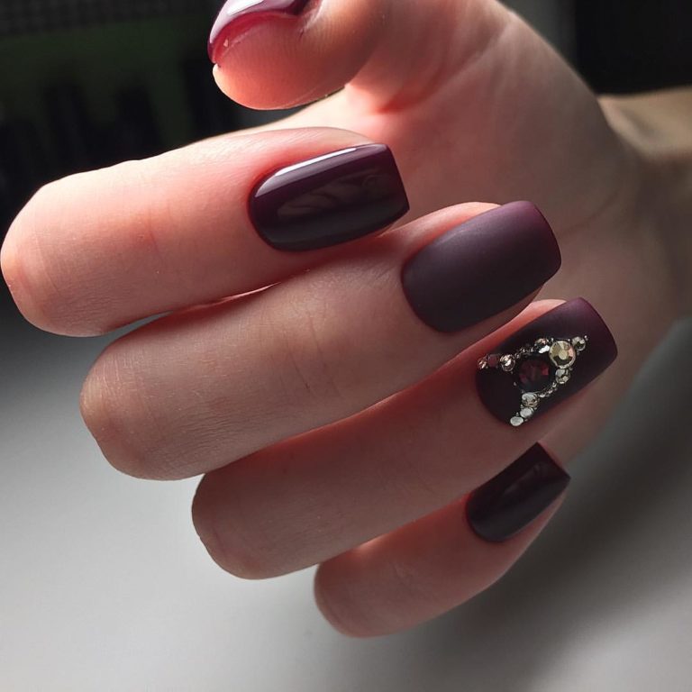 Манікюрний максималізм: Фіолетовий з бордо, 3D стразами та матовим фінішем