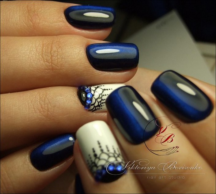 Синій манікюр з 3D об'ємом та блискучими стразами