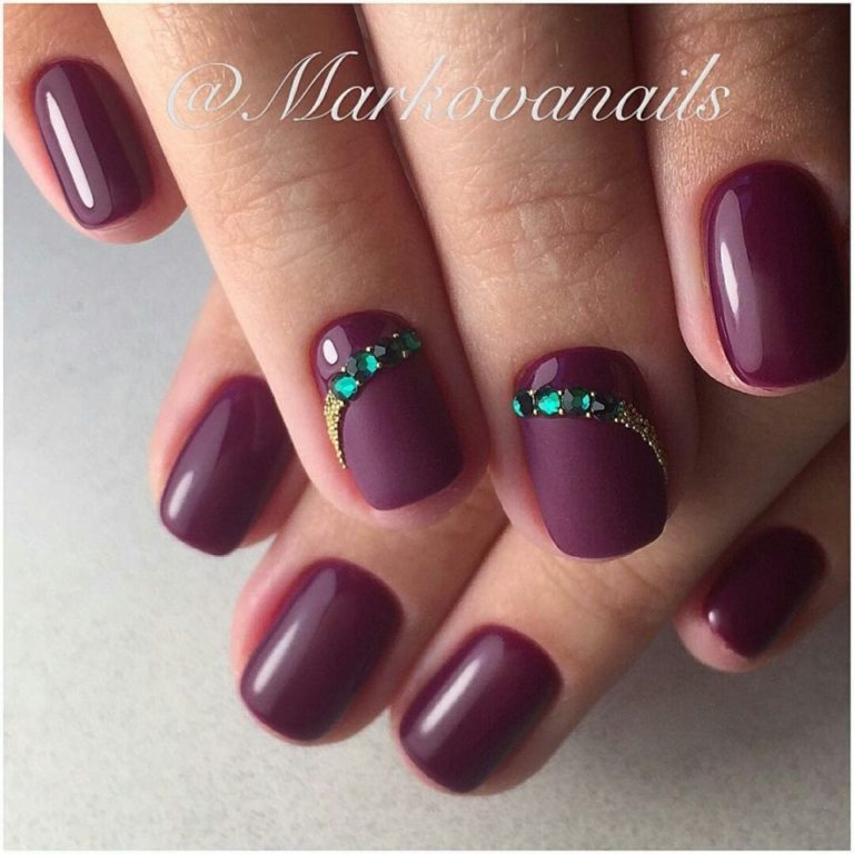 Манікюр бордовий з зеленим акцентом: 3D, стрази та ручний розпис