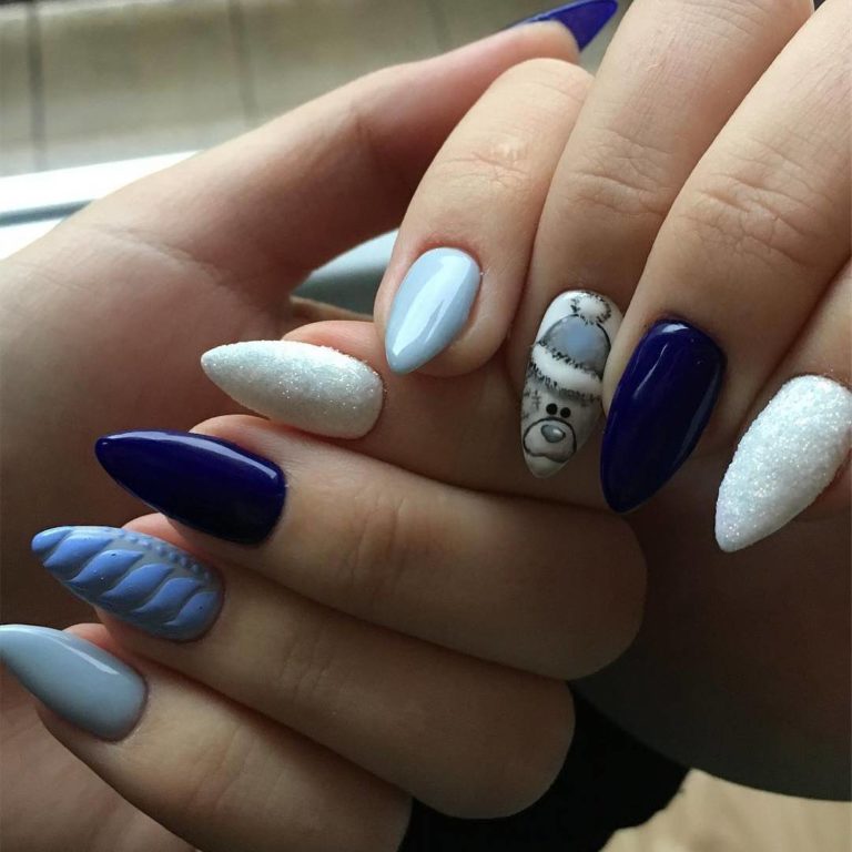 Синій манікюр з 3D об'ємним візерунком та блискітками