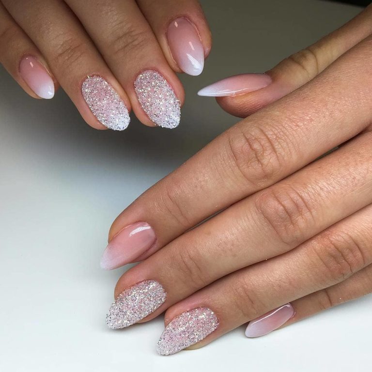 Бежевий омбре манікюр з ефектом блиску на мигдалеподібних нігтях