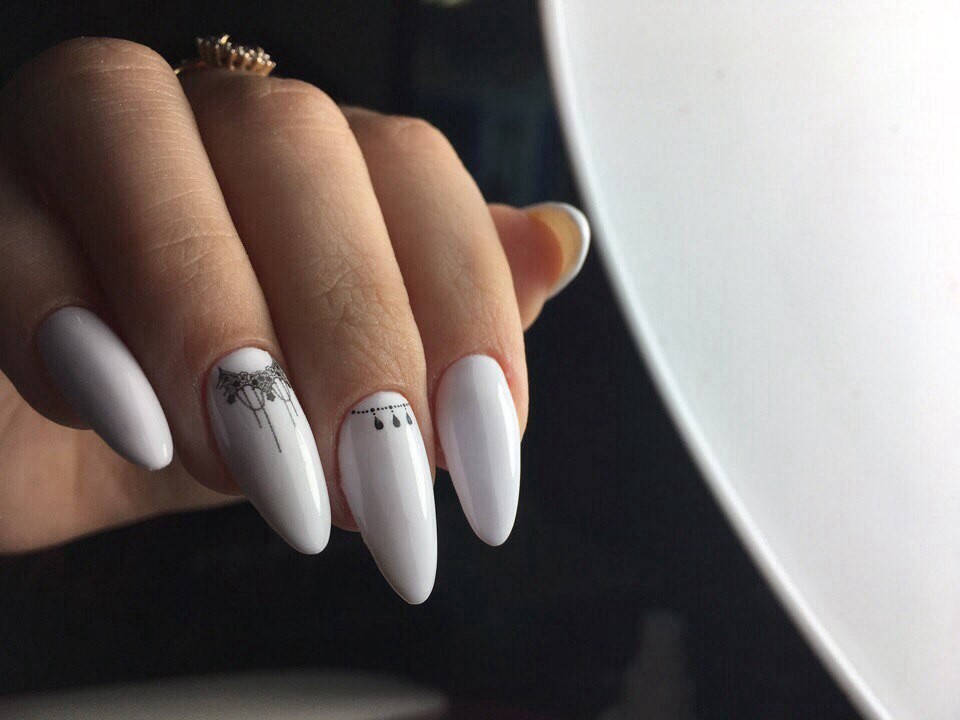 Абстрактний біло-чорний дизайн нігтів з ручним розписом