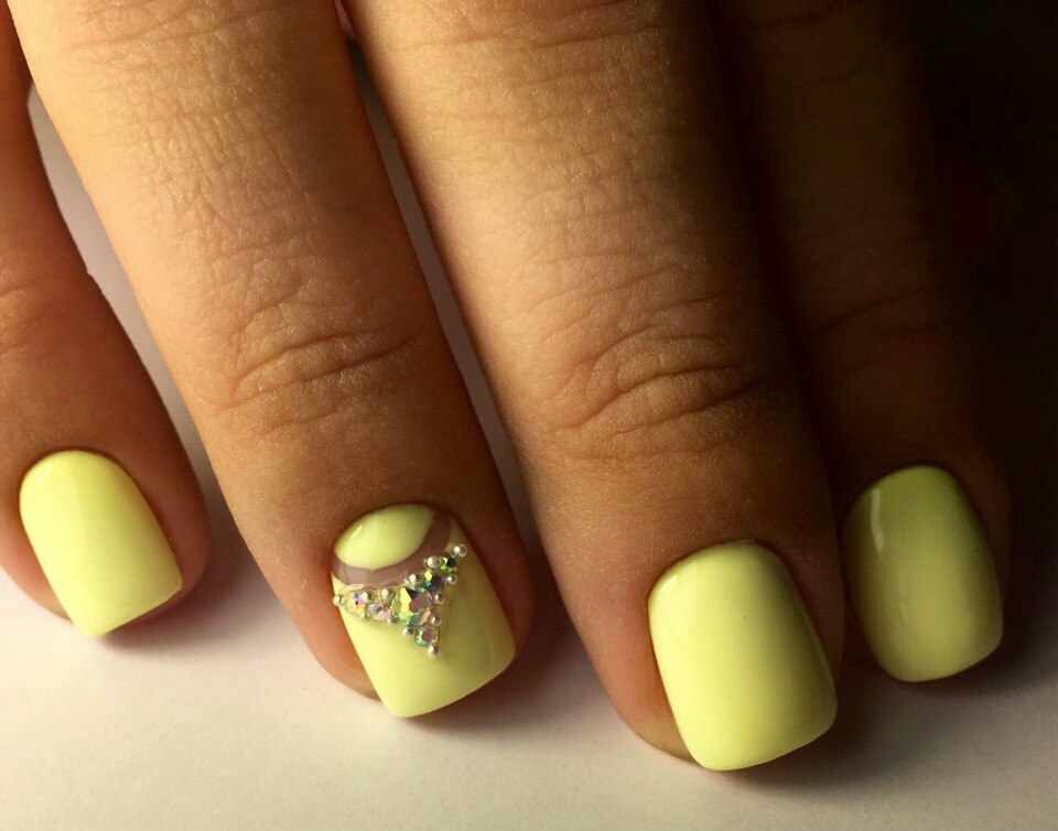 Яскравий жовтий манікюр з 3D-стразами на квадратних нігтях