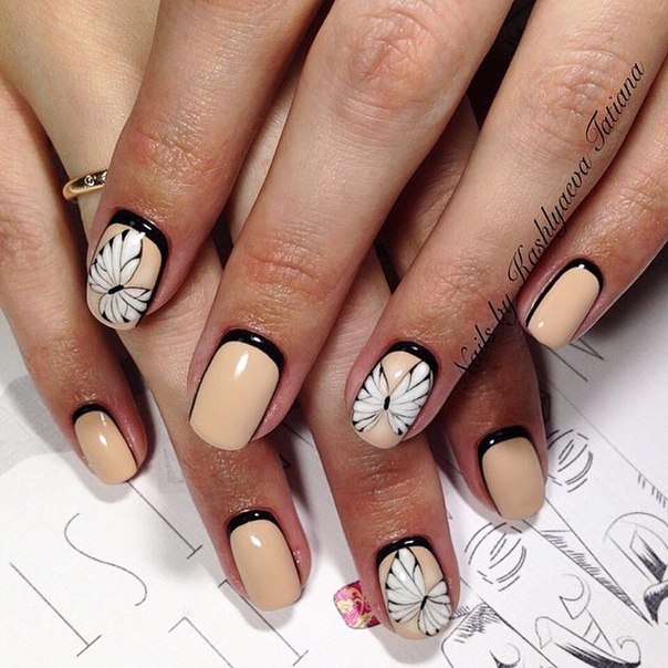 Бежевий манікюр з чорними квітами та негативним простором на овальних нігтях