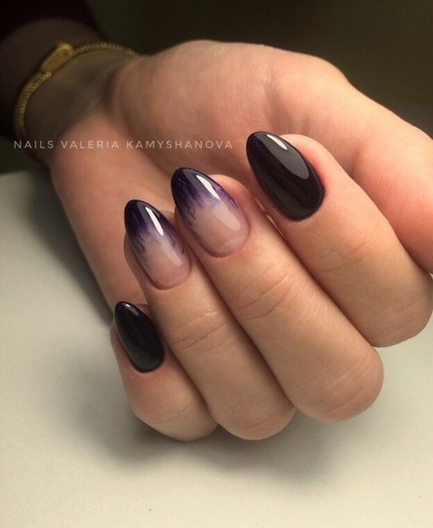 Фіолетовий омбре манікюр з бежевим переходом та блиском