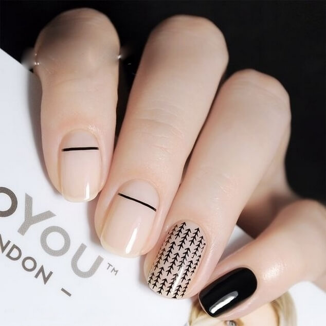 Манікюр мінімалізм: бежевий гель-лак, чорна геометрія на овальних нігтях