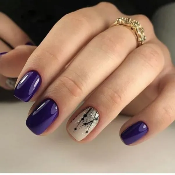 Овальні нігті: Фіолетово-бежевий абстрактний дизайн з блискучими акцентами