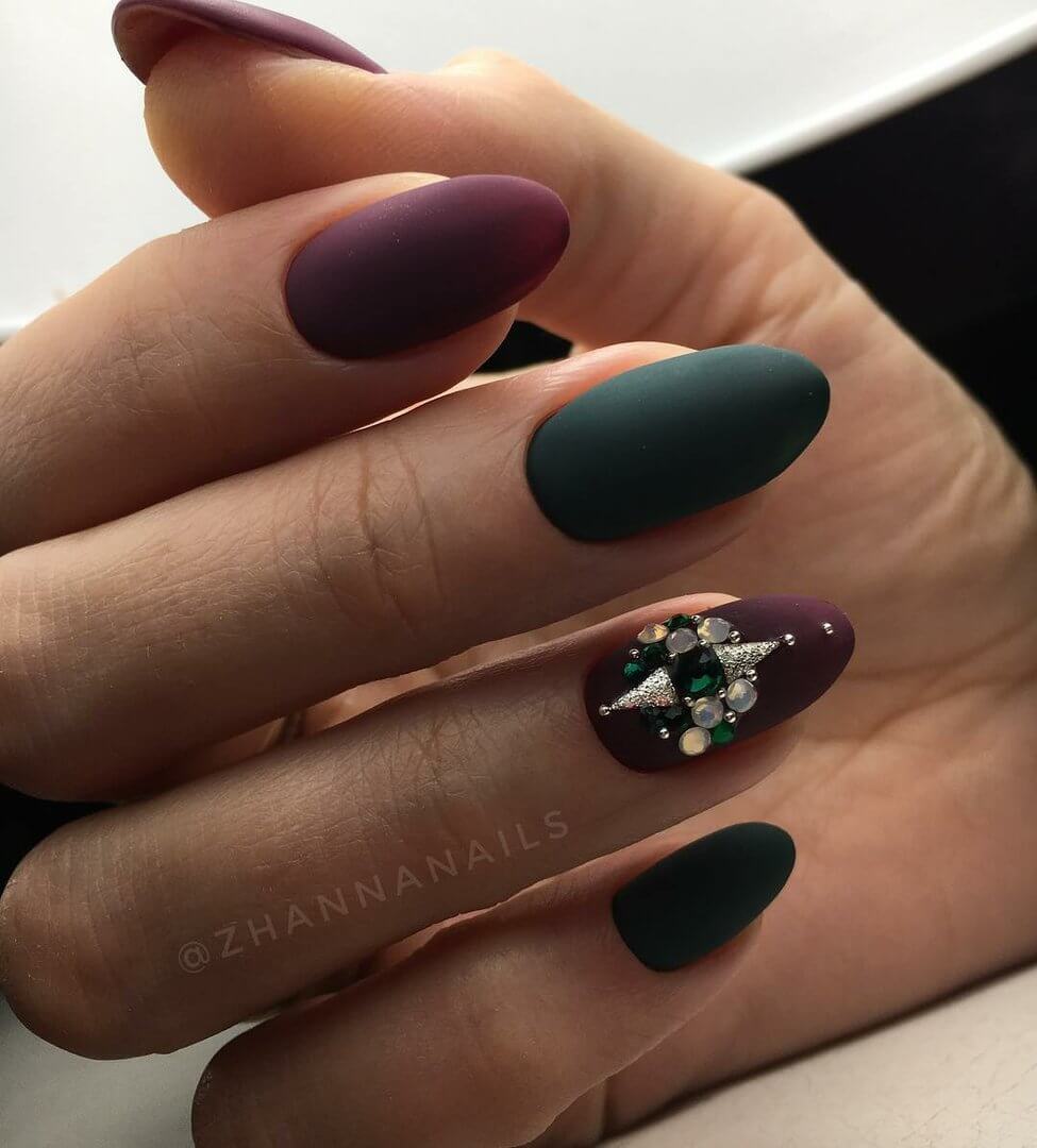 Бордовий матовий манікюр: 3D дизайн зі стразами на мигдалі