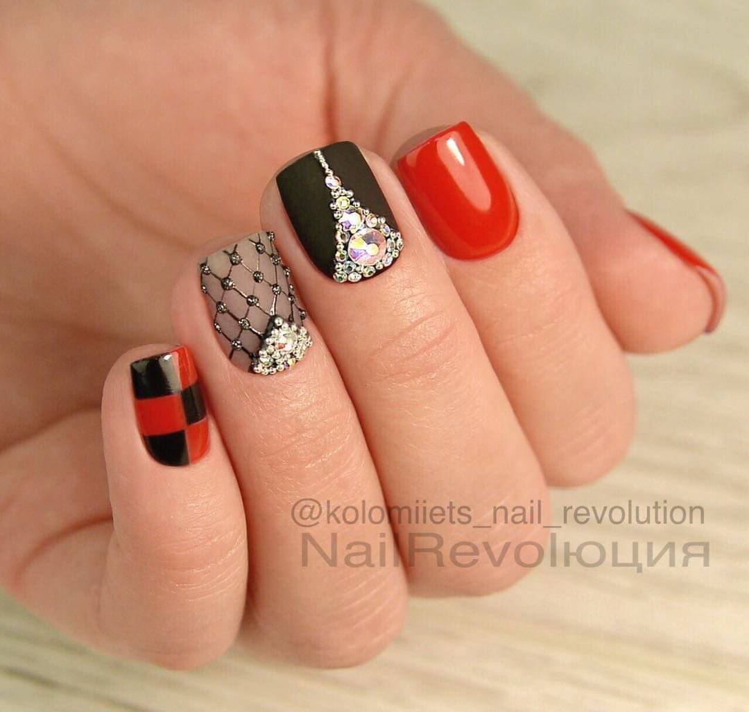 Манікюр червоний матовий з чорною геометрією та 3D стразами