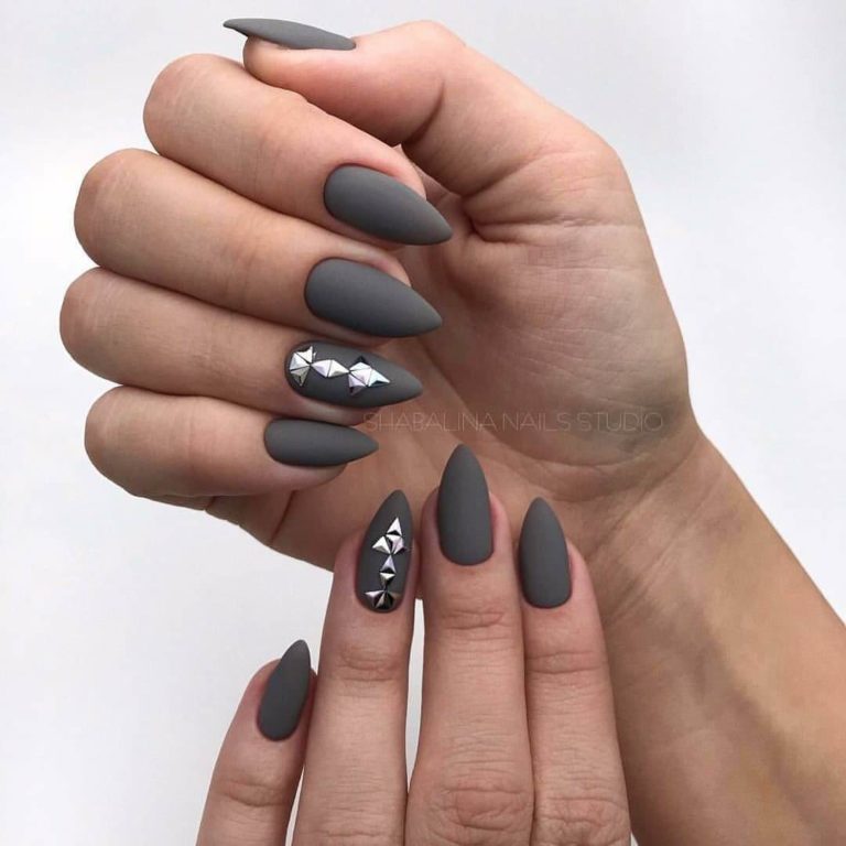 Сірий матовий манікюр стилет з геометрією і стразами