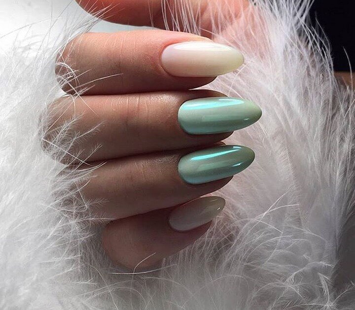 Хромований зелений манікюр з бежевим мінімалістичним акцентом