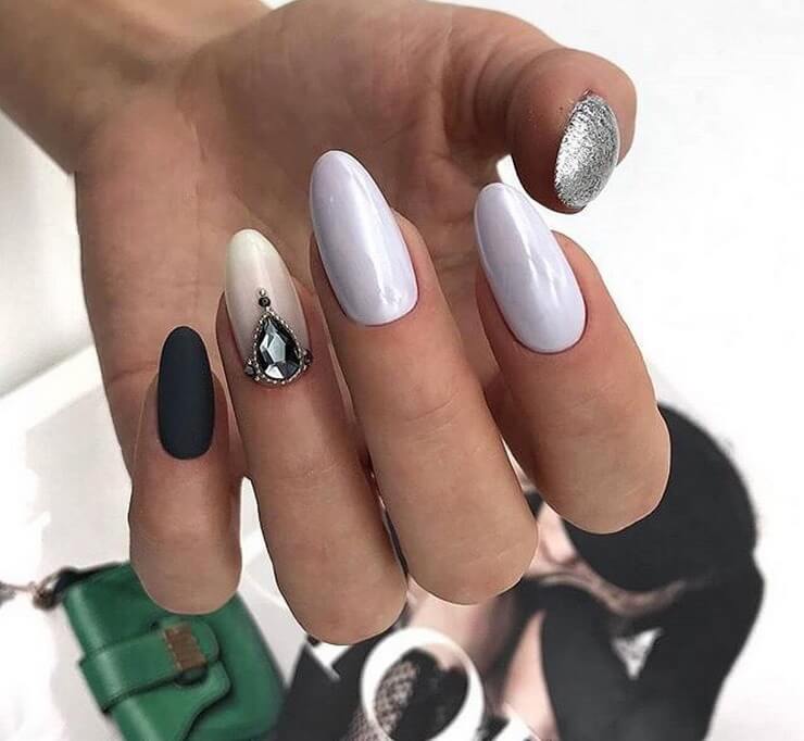 Матовий фіолетовий манікюр з 3D стразами та сріблястими блискітками