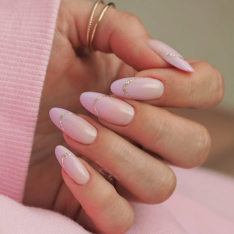 Довгі мигдалеподібні нігті: рожевий мінімалістичний френч з блискітками