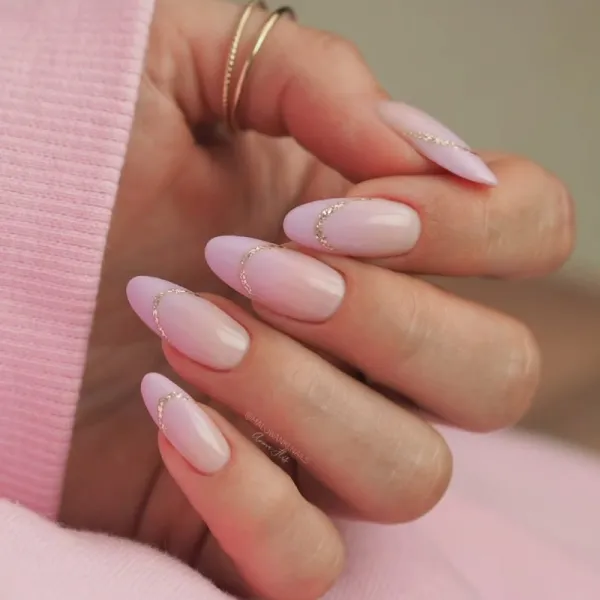 Рожево-сріблястий мінімалістичний французький манікюр на мигдалеподібних нігтях
