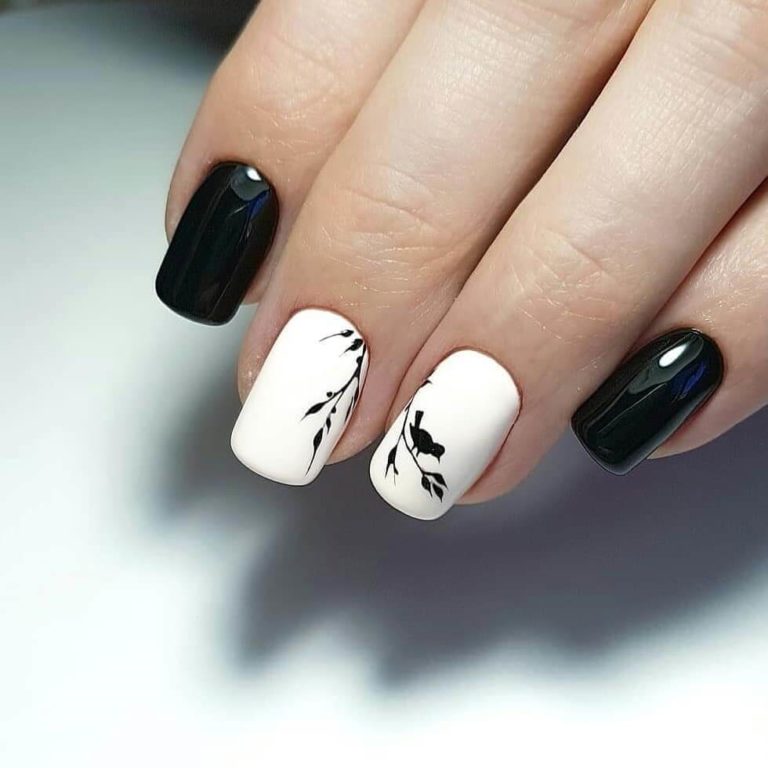 Матовий білий манікюр з ручним розписом чорних квітів