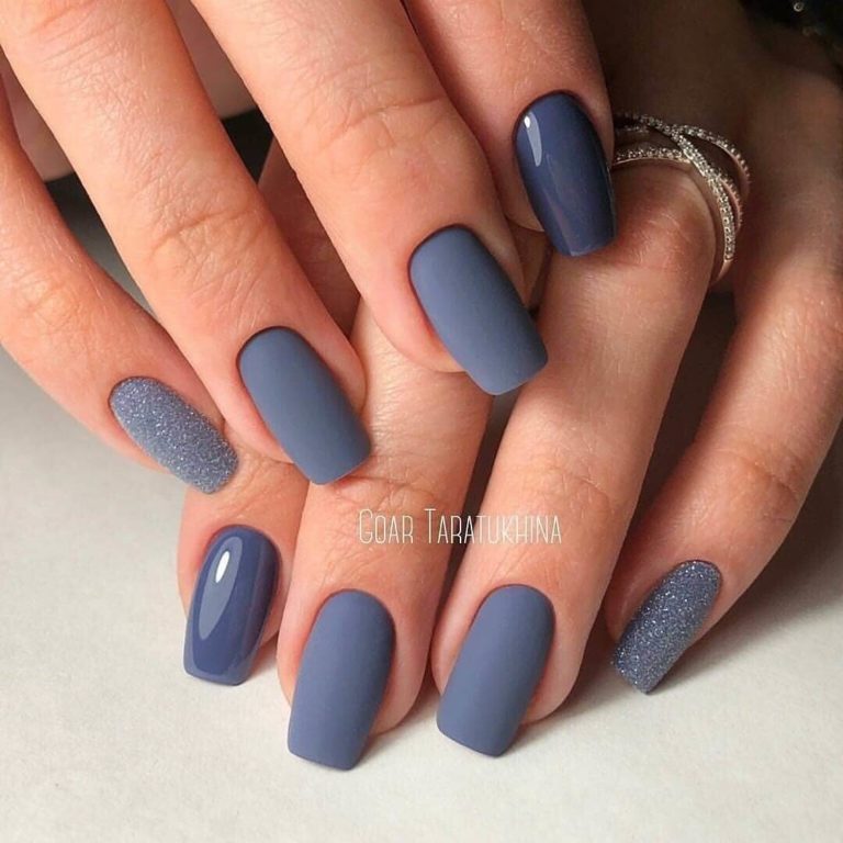 Синій матовий манікюр з блискітками: мінімалізм і стриманість
