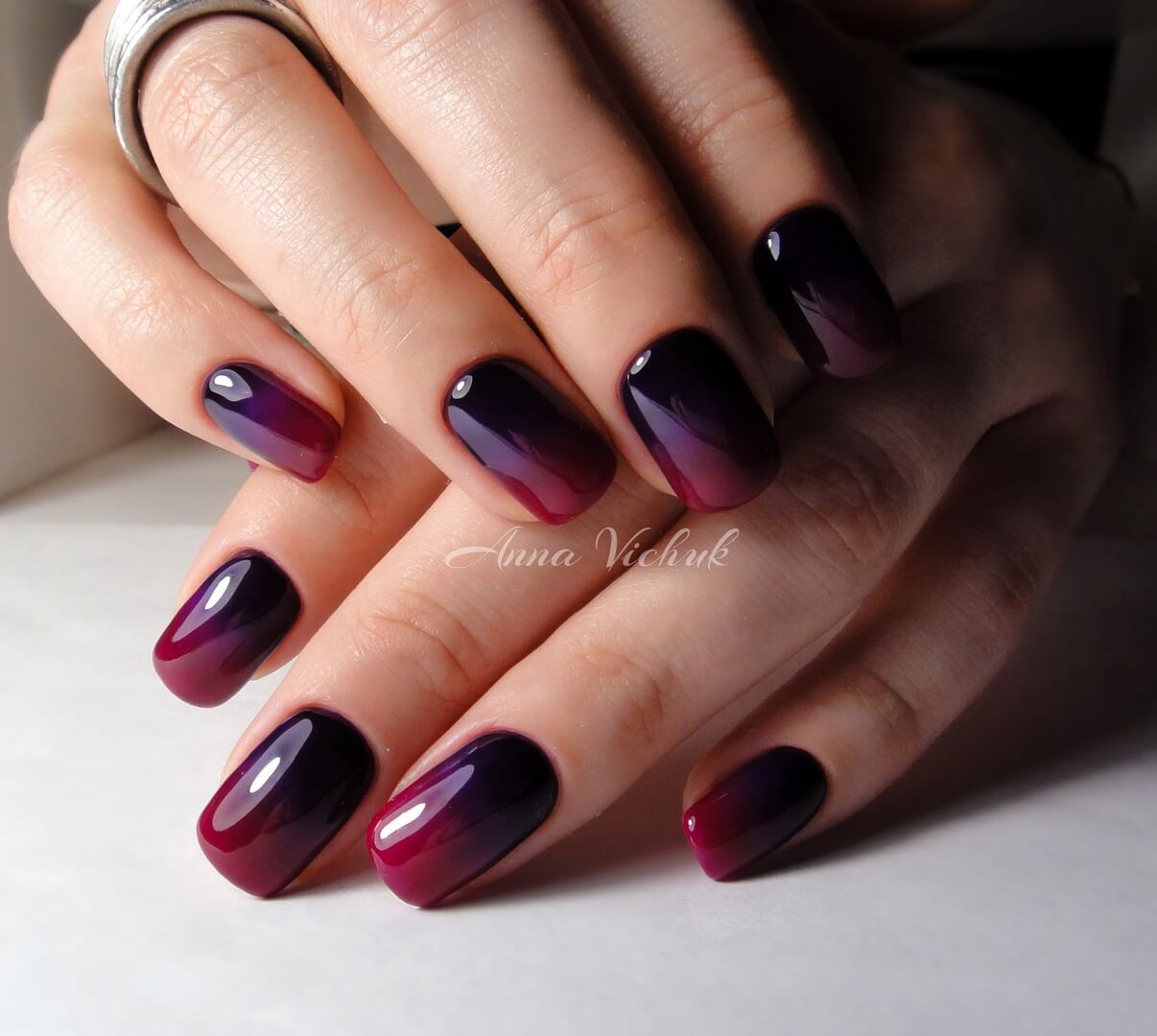 Фіолетовий омбре манікюр з бордовим акцентом та блиском