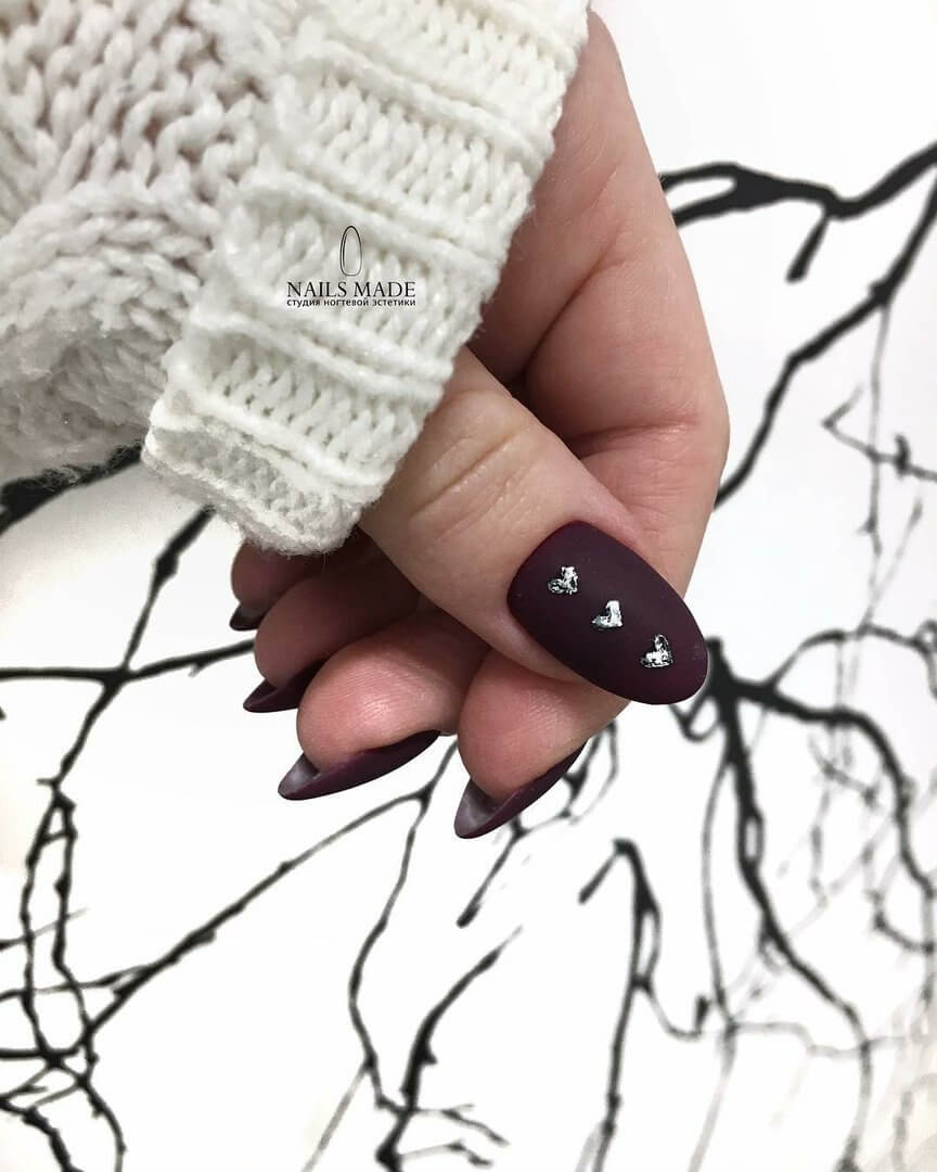 Матовий бордовий манікюр з сріблястим акцентом та стразами
