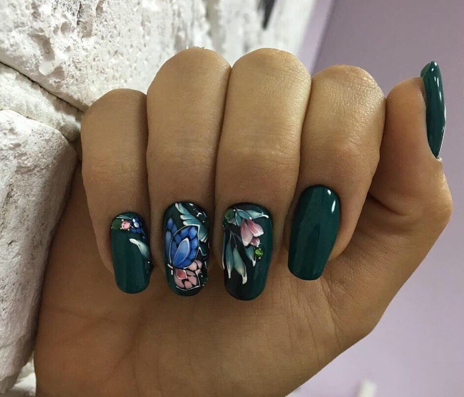 Квітковий дизайн: зелений, синій, рожевий манікюр з ручним розписом та стразами