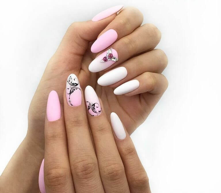 Рожевий матовий манікюр з абстрактним розписом та стразами