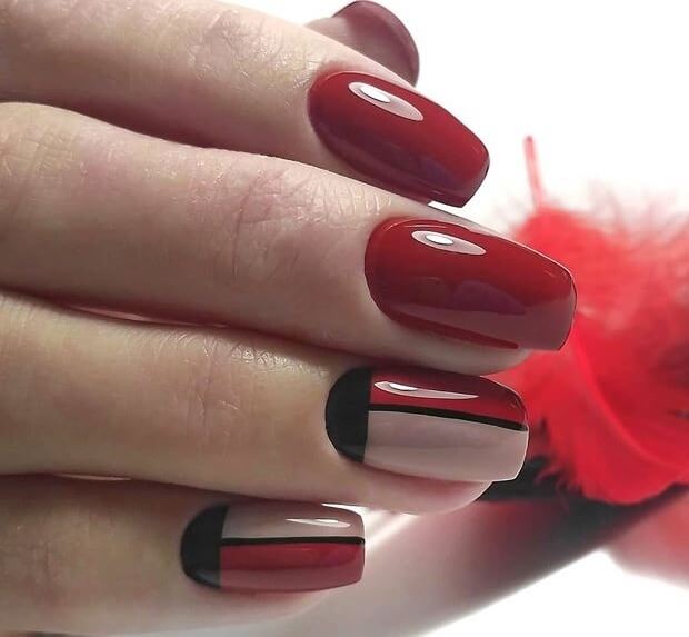 Червоний манікюр з геометричним візерунком та блиском на квадратних нігтях