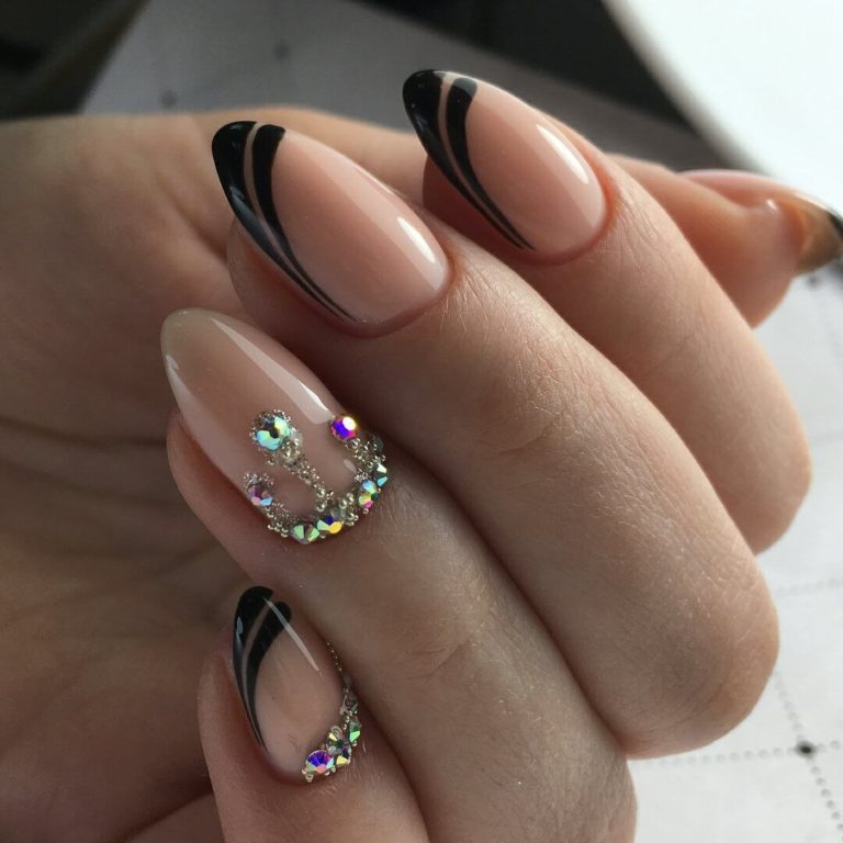 Бежевий манікюр з чорним геометричним френчем та 3D елементами