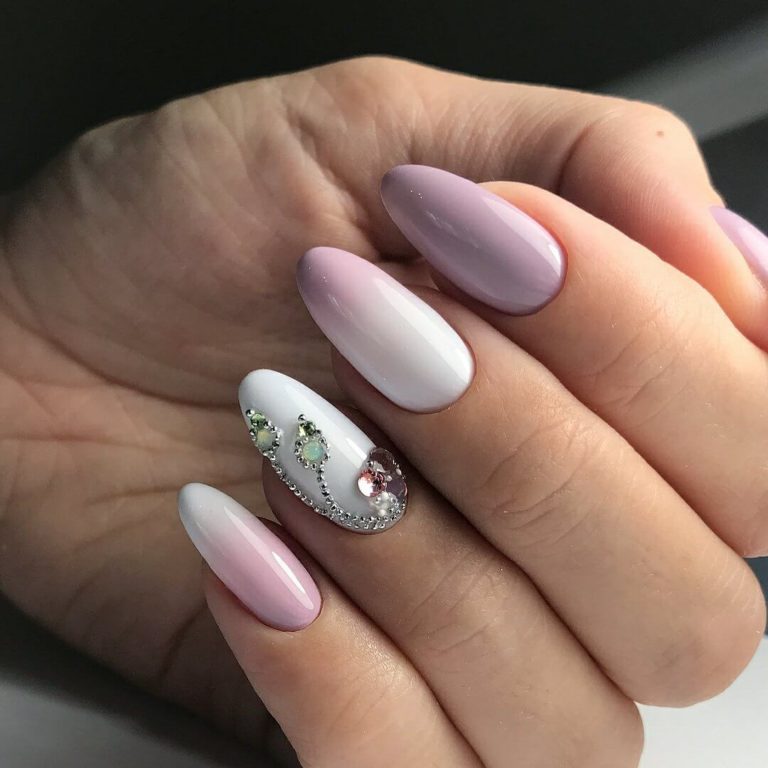 Фіолетовий омбре з 3D елементами та блиском на мигдалевих нігтях