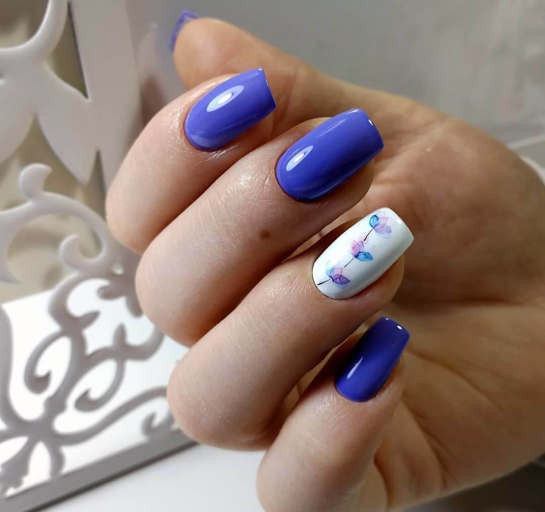 Квітковий фіолетовий манікюр: ніжність ручного розпису на квадратних нігтях