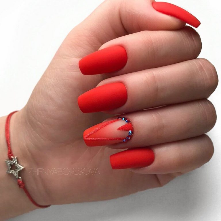 Матовий червоно-синій манікюр з геометрією та негативним простором