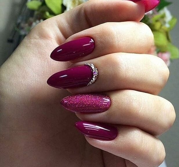 Фіолетовий блискучий манікюр зі стразами на довгих мигдалеподібних нігтях