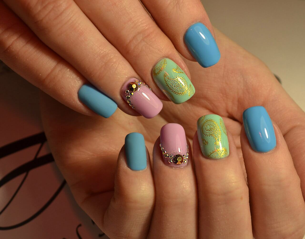 Абстрактний синьо-рожевий манікюр з 3D елементами та стразами