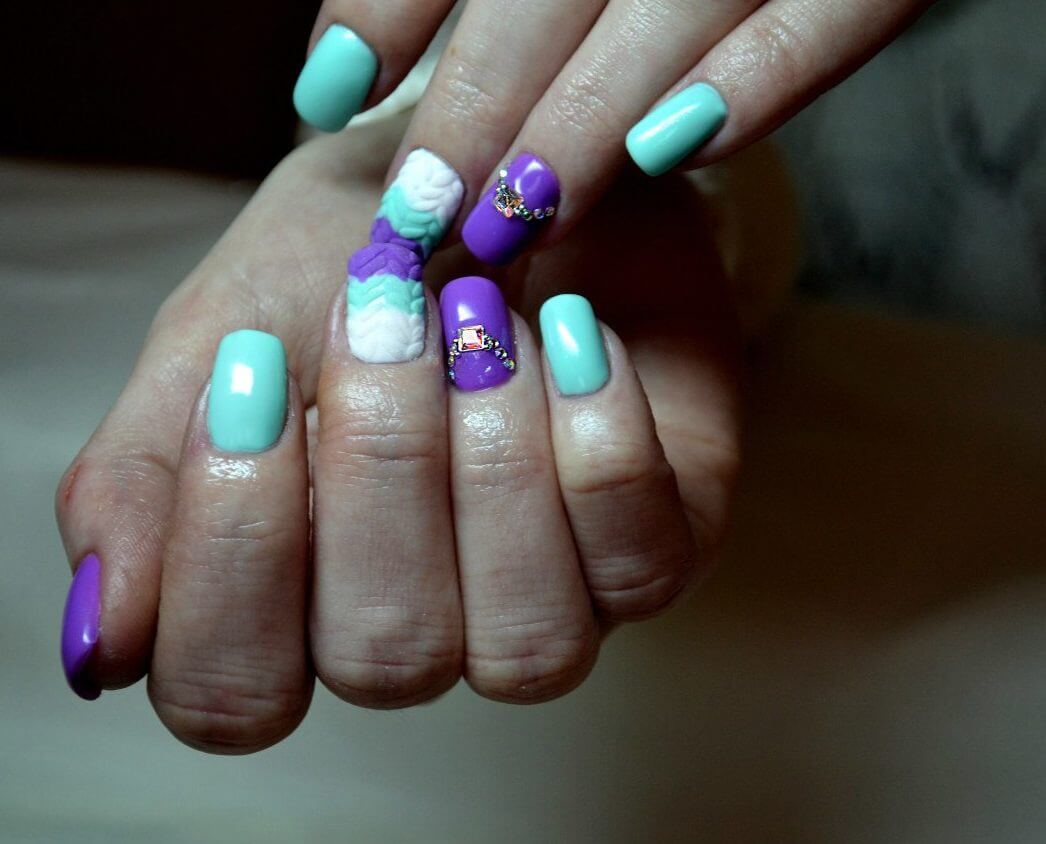 Зелений манікюр з блискучими фіолетовими стразами та 3D ефектом