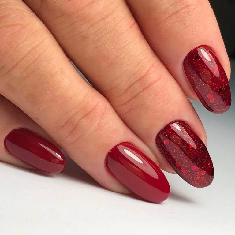 Бордовий манікюр з блискітками на мигдалеподібних нігтях