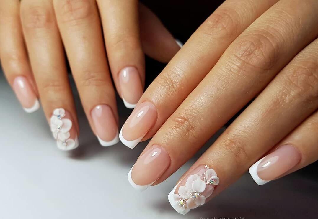 Бежевий френч з білими 3D квітами та стразами на овальні нігті