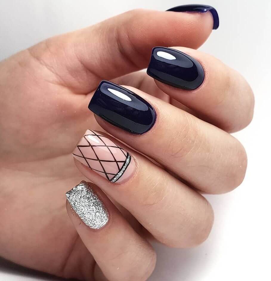 Геометричний синій манікюр зі срібним блиском на овальних нігтях
