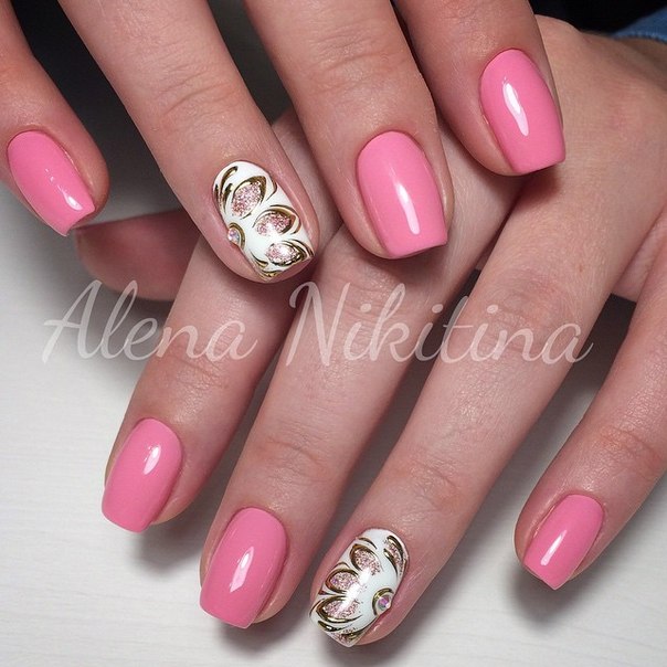 Рожевий манікюр з квітковим розписом та золотими блискітками