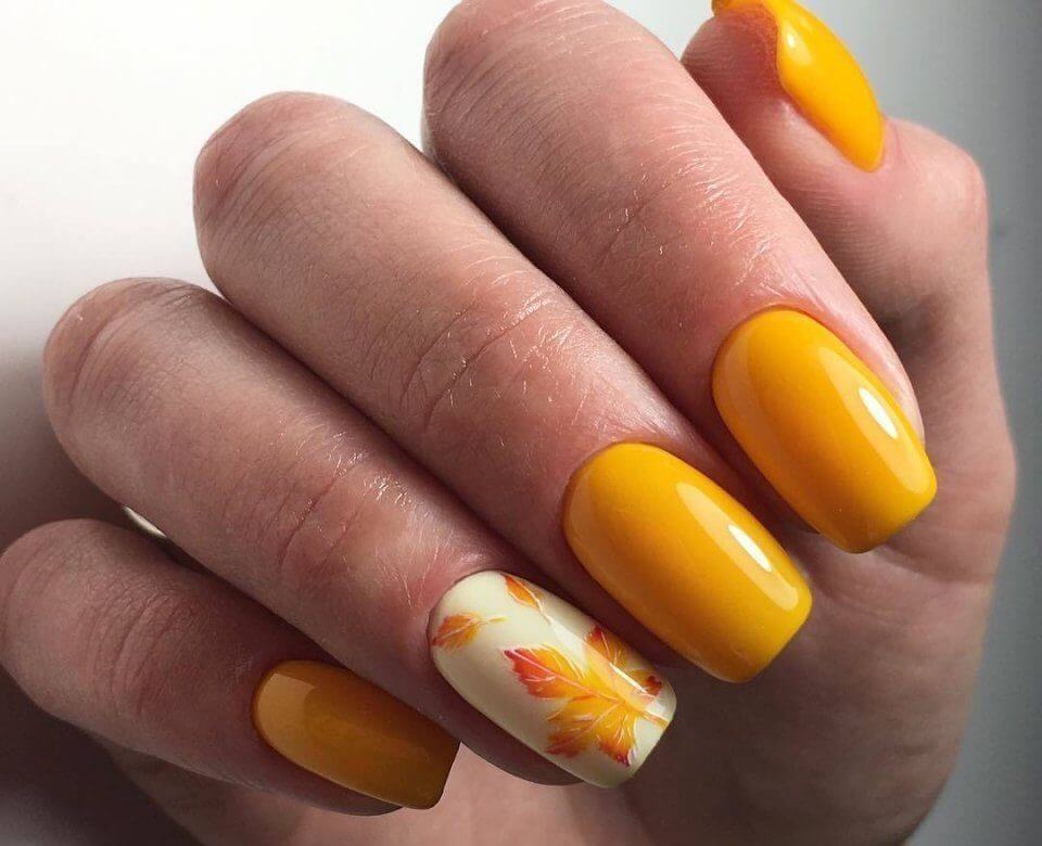 Осінній жовто-помаранчевий манікюр з квітковим ручним розписом