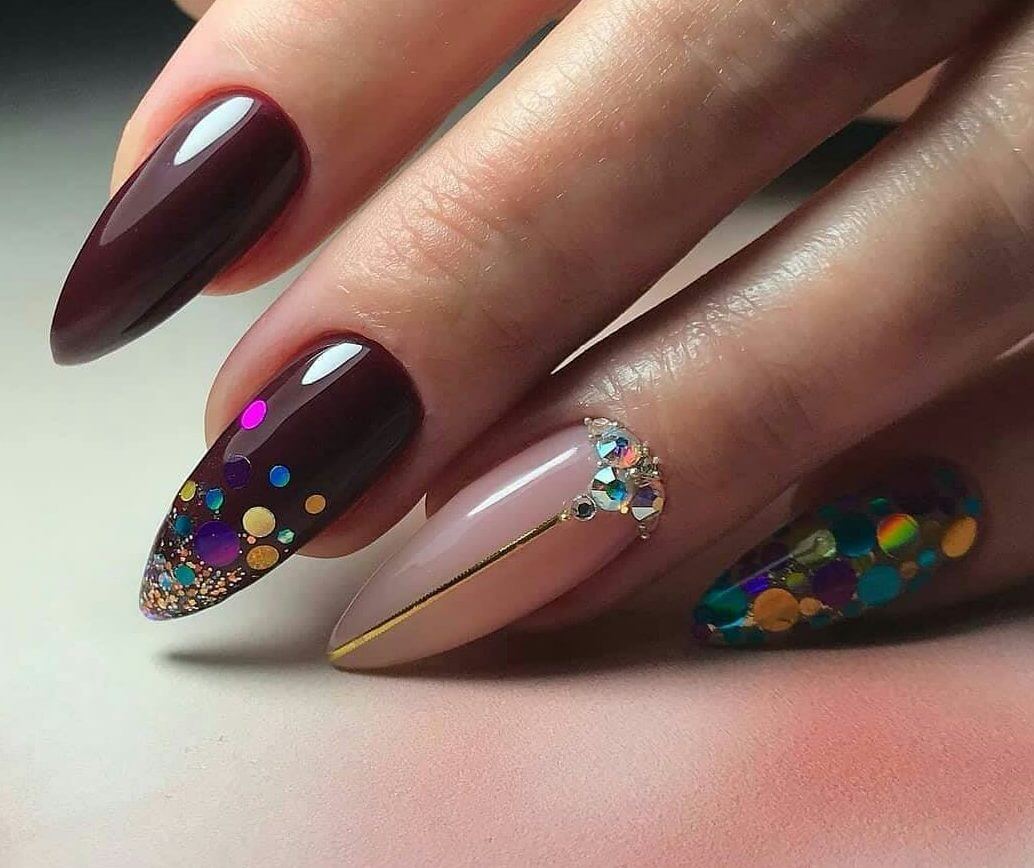 Бордовий манікюр стилет: максималізм з блиском та 3D ефектом