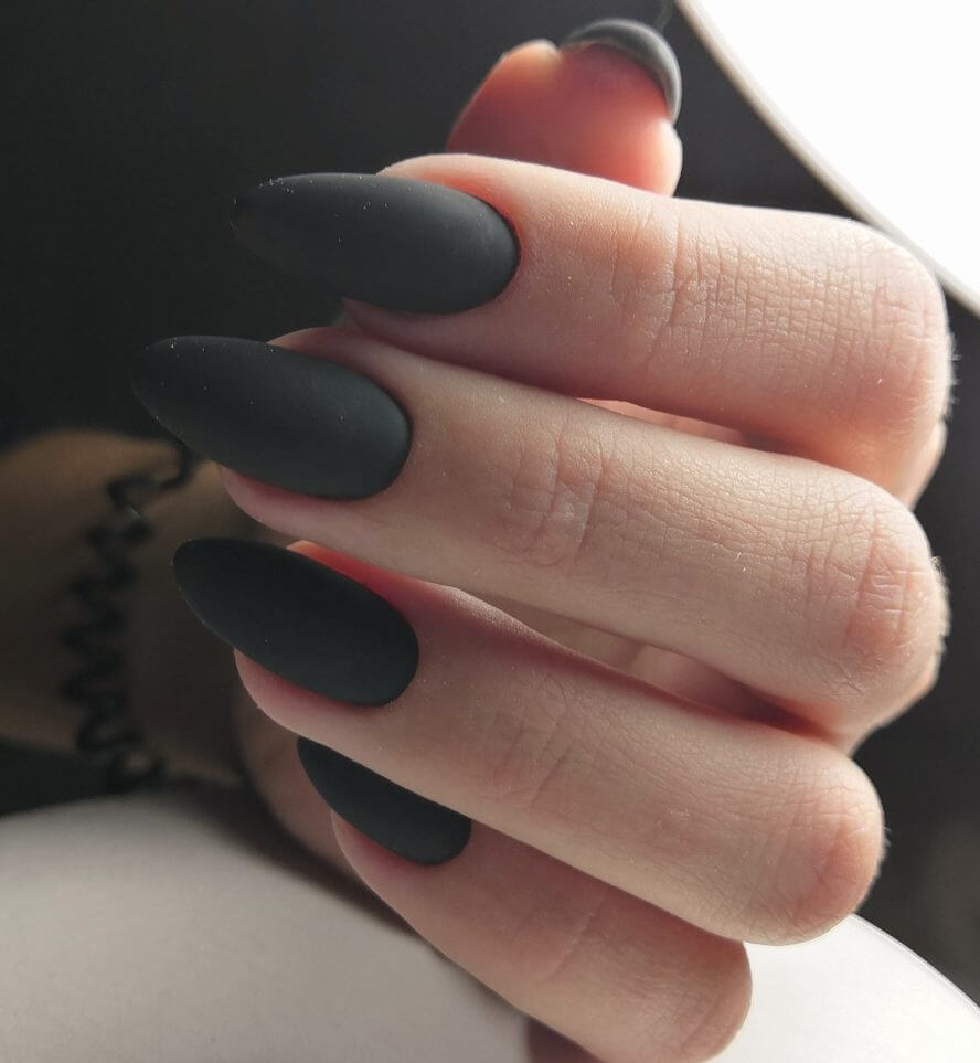 Чорний матовий манікюр на довгих мигдалеподібних нігтях