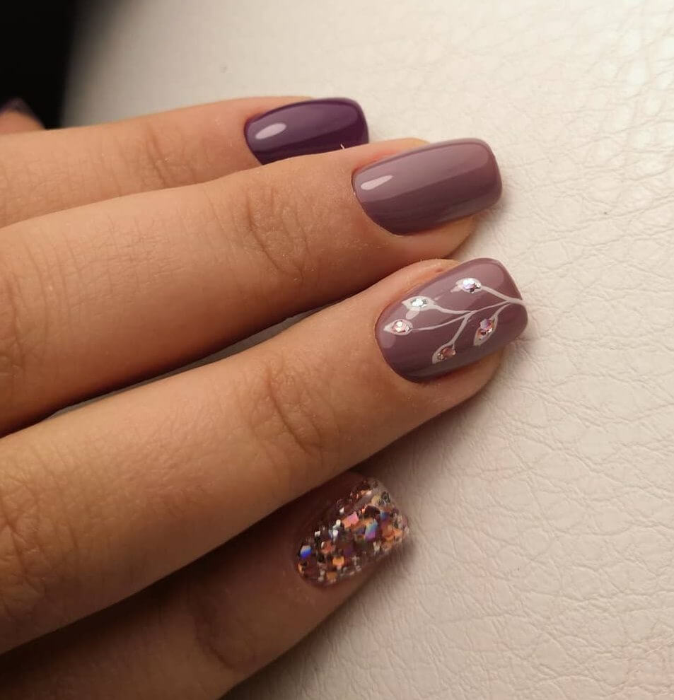 Фіолетовий манікюр з ручним розписом квітів та блискітками