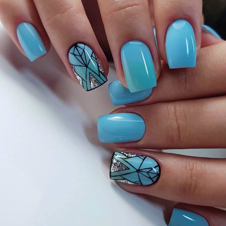 Синій манікюр з ручним розписом та срібними блискітками