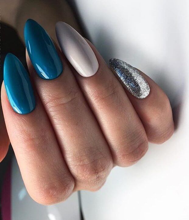 Синій блискучий манікюр стилет з сріблястими блискітками